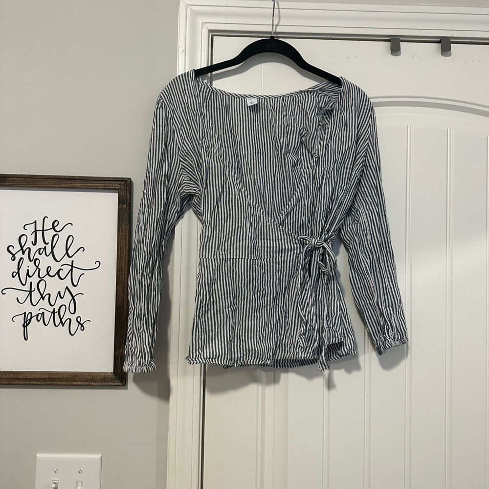 Super cute striped blouse that ties